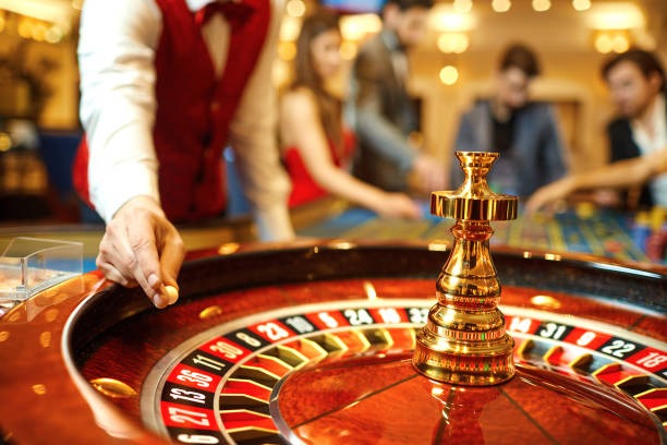 Multi-angle view of e100 Sic Bo Dadu game interface with betting slip and live chat